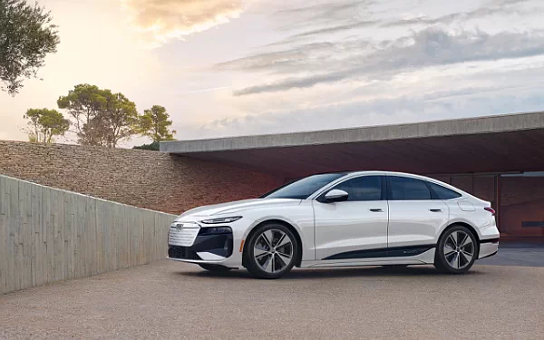 ���� ���������� Audi A6 Sportback e-tron US-spec - 2025