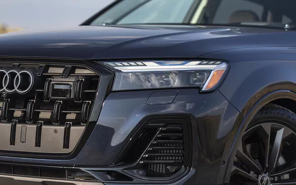 ���� ���������� Audi Q7 55 TFSI quattro (Waitomo Blue Metallic) US-spec - 2025