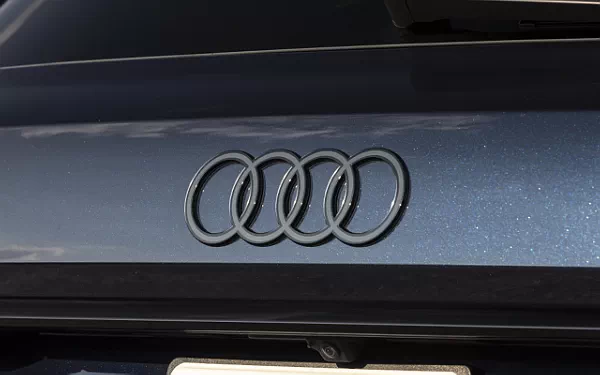 ���� ���������� Audi Q7 55 TFSI quattro (Waitomo Blue Metallic) US-spec - 2025