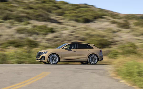 ���� ���������� Audi Q8 55 TFSI quattro S line (Sakhir Gold Metallic) US-spec - 2025