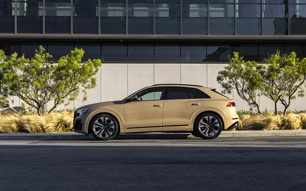 ���� ���������� Audi Q8 55 TFSI quattro S line (Sakhir Gold Metallic) US-spec - 2025