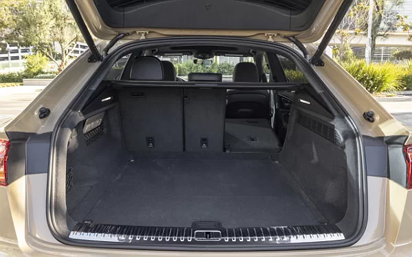 ���� ���������� Audi Q8 55 TFSI quattro S line (Sakhir Gold Metallic) US-spec - 2025