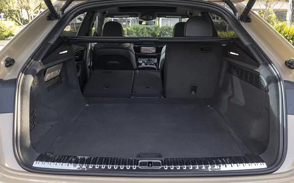 ���� ���������� Audi Q8 55 TFSI quattro S line (Sakhir Gold Metallic) US-spec - 2025