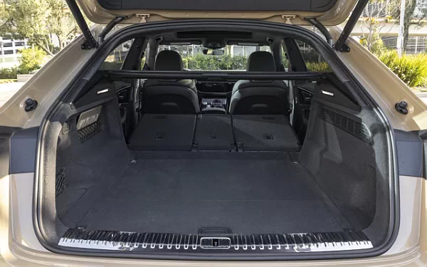 ���� ���������� Audi Q8 55 TFSI quattro S line (Sakhir Gold Metallic) US-spec - 2025