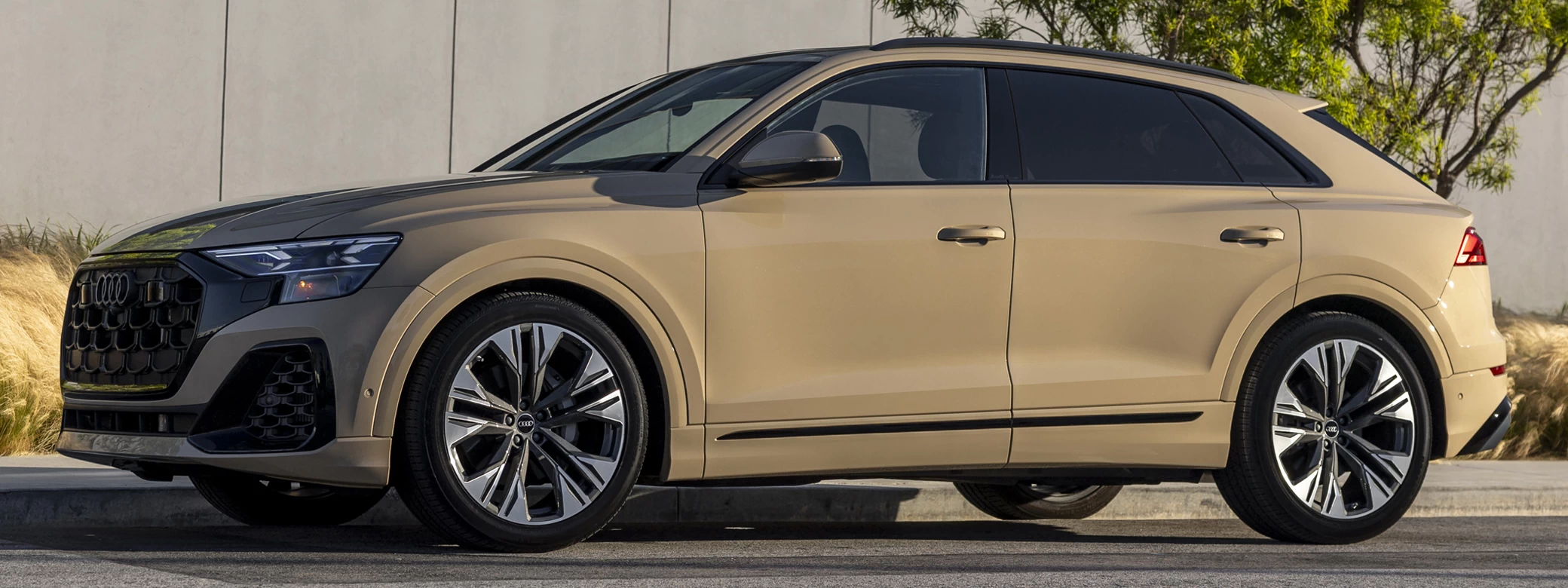 ���� ���������� Audi Q8 55 TFSI quattro S line (Sakhir Gold Metallic) US-spec - 2025 - Car wallpapers