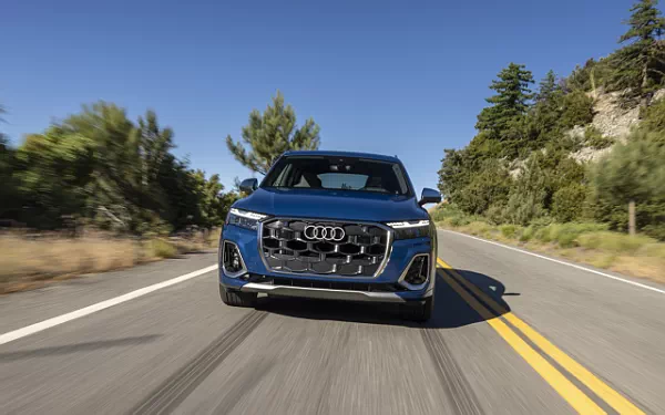 ���� ���������� Audi SQ7 TFSI (Ascari Blue Metallic) US-spec - 2025