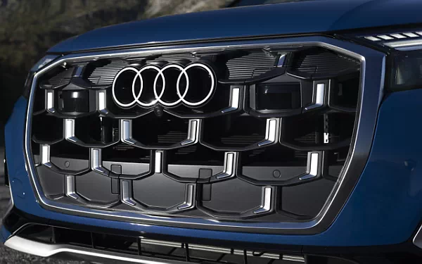 ���� ���������� Audi SQ7 TFSI (Ascari Blue Metallic) US-spec - 2025
