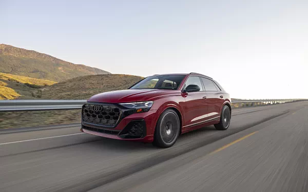 ���� ���������� Audi SQ8 TFSI quattro (Chili Red Metallic) US-spec - 2025