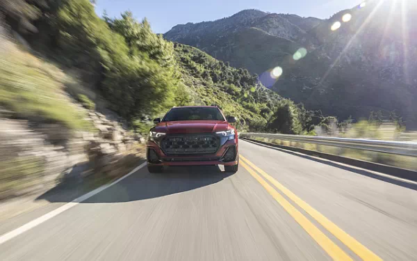 ���� ���������� Audi SQ8 TFSI quattro (Chili Red Metallic) US-spec - 2025