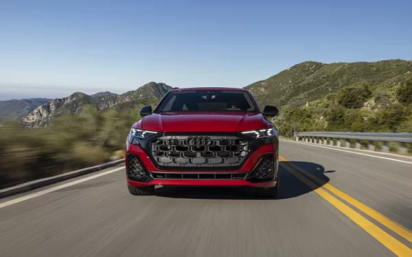 ���� ���������� Audi SQ8 TFSI quattro (Chili Red Metallic) US-spec - 2025