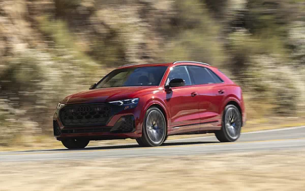 ���� ���������� Audi SQ8 TFSI quattro (Chili Red Metallic) US-spec - 2025