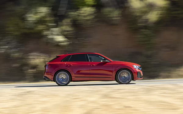 ���� ���������� Audi SQ8 TFSI quattro (Chili Red Metallic) US-spec - 2025