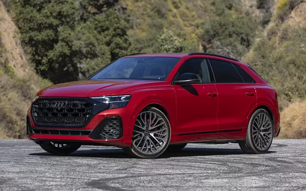 ���� ���������� Audi SQ8 TFSI quattro (Chili Red Metallic) US-spec - 2025