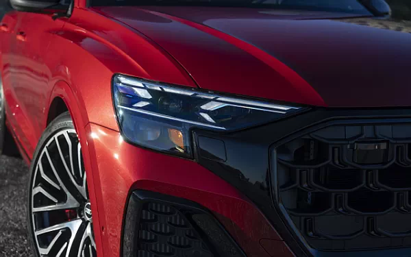 ���� ���������� Audi SQ8 TFSI quattro (Chili Red Metallic) US-spec - 2025