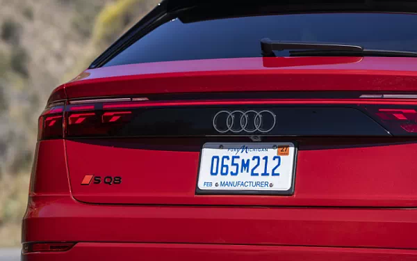 ���� ���������� Audi SQ8 TFSI quattro (Chili Red Metallic) US-spec - 2025