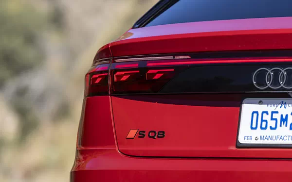 ���� ���������� Audi SQ8 TFSI quattro (Chili Red Metallic) US-spec - 2025