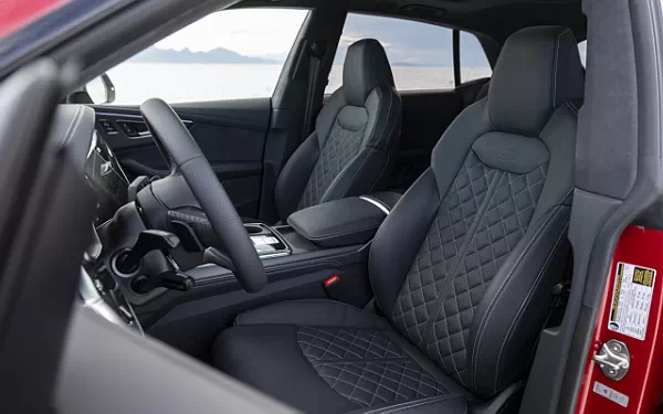 ���� ���������� Audi SQ8 TFSI quattro (Chili Red Metallic) US-spec - 2025