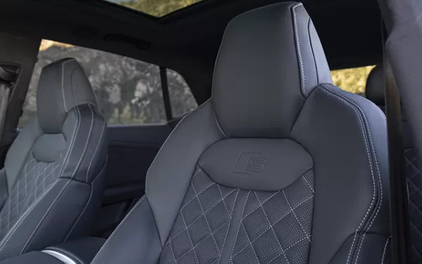 ���� ���������� Audi SQ8 TFSI quattro (Chili Red Metallic) US-spec - 2025