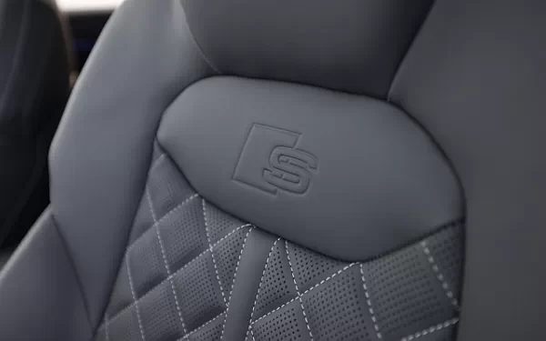 ���� ���������� Audi SQ8 TFSI quattro (Chili Red Metallic) US-spec - 2025