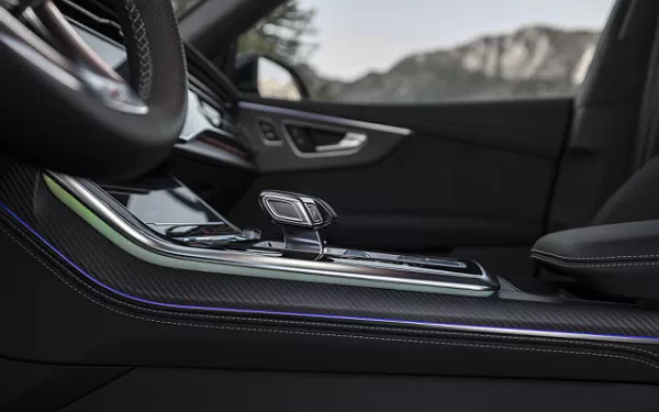 ���� ���������� Audi SQ8 TFSI quattro (Chili Red Metallic) US-spec - 2025