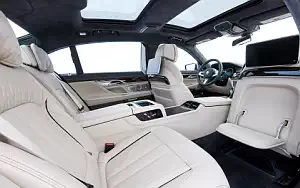   BMW M760i xDrive US-spec - 2017