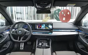   BMW i5 eDrive40 M Sport (Brooklyn Grey Metallic) - 2023