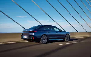   BMW i7 M70 xDrive (Frozen Tanzanite Blue) - 2023