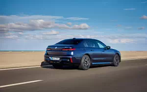   BMW i7 M70 xDrive (Frozen Tanzanite Blue) - 2023