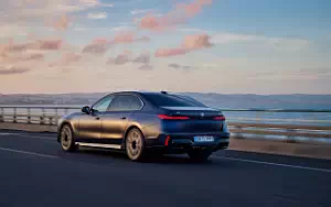   BMW i7 M70 xDrive (Frozen Tanzanite Blue) - 2023