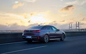   BMW i7 M70 xDrive (Frozen Tanzanite Blue) - 2023