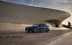   BMW i7 M70 xDrive (Frozen Tanzanite Blue) - 2023
