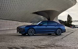   BMW i7 M70 xDrive (Frozen Tanzanite Blue) - 2023