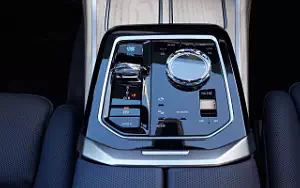   BMW i7 M70 xDrive (Frozen Tanzanite Blue) - 2023