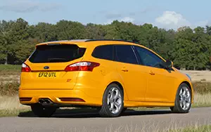   Ford Focus ST Wagon UK-spec - 2012