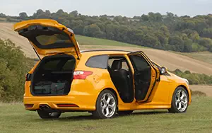   Ford Focus ST Wagon UK-spec - 2012