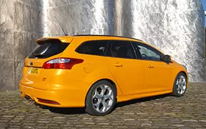   Ford Focus ST Wagon UK-spec - 2012
