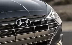   Hyundai Elantra Limited US-spec - 2018