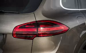      Porsche Cayenne S E-Hybrid US-spec - 2015