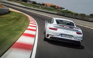   Porsche 911 Turbo S - 2016