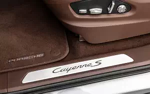   Porsche Cayenne S Coupe (Dolomite Silver Metallic) - 2019