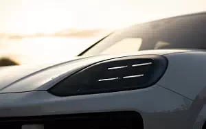   Porsche Cayenne S E-Hybrid (Carrara White Metallic) - 2023