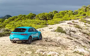   Porsche Macan (Miami Blue) - 2018