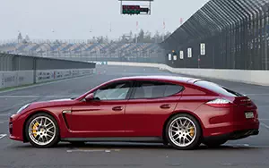  Porsche Panamera GTS - 2012