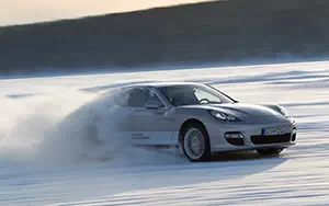   Porsche Panamera 4S - 2013