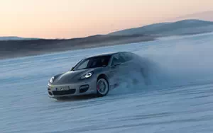   Porsche Panamera 4S - 2013