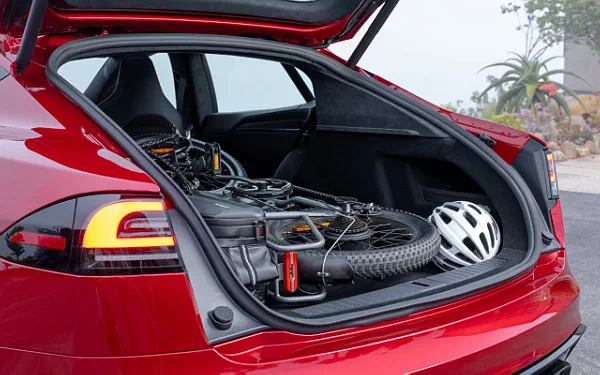 ���� ���������� Tesla Model S Plaid - 2025