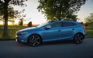 ���� ���������� Volvo V40 R-Design - 2016