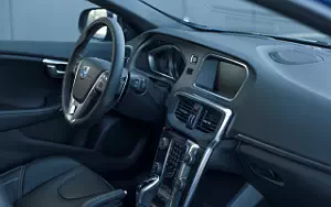 ���� ���������� Volvo V40 R-Design - 2016