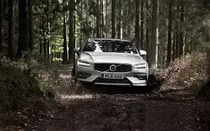 ���� ���������� Volvo V60 T5 Cross Country - 2018