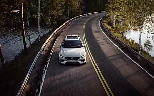 ���� ���������� Volvo V60 T6 AWD Momentum - 2018